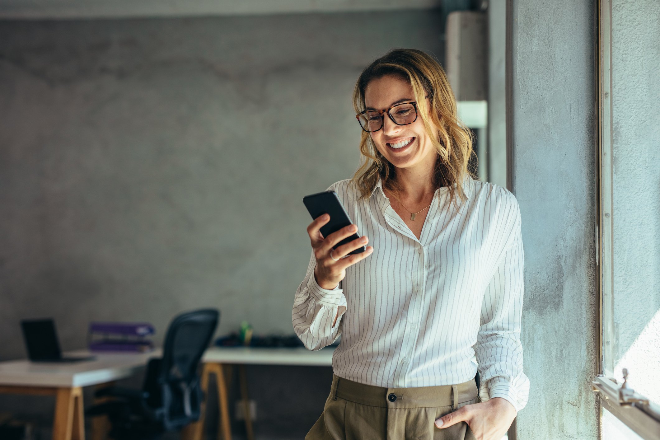 Woman receiving Gift Card via Text Message from Giftbit