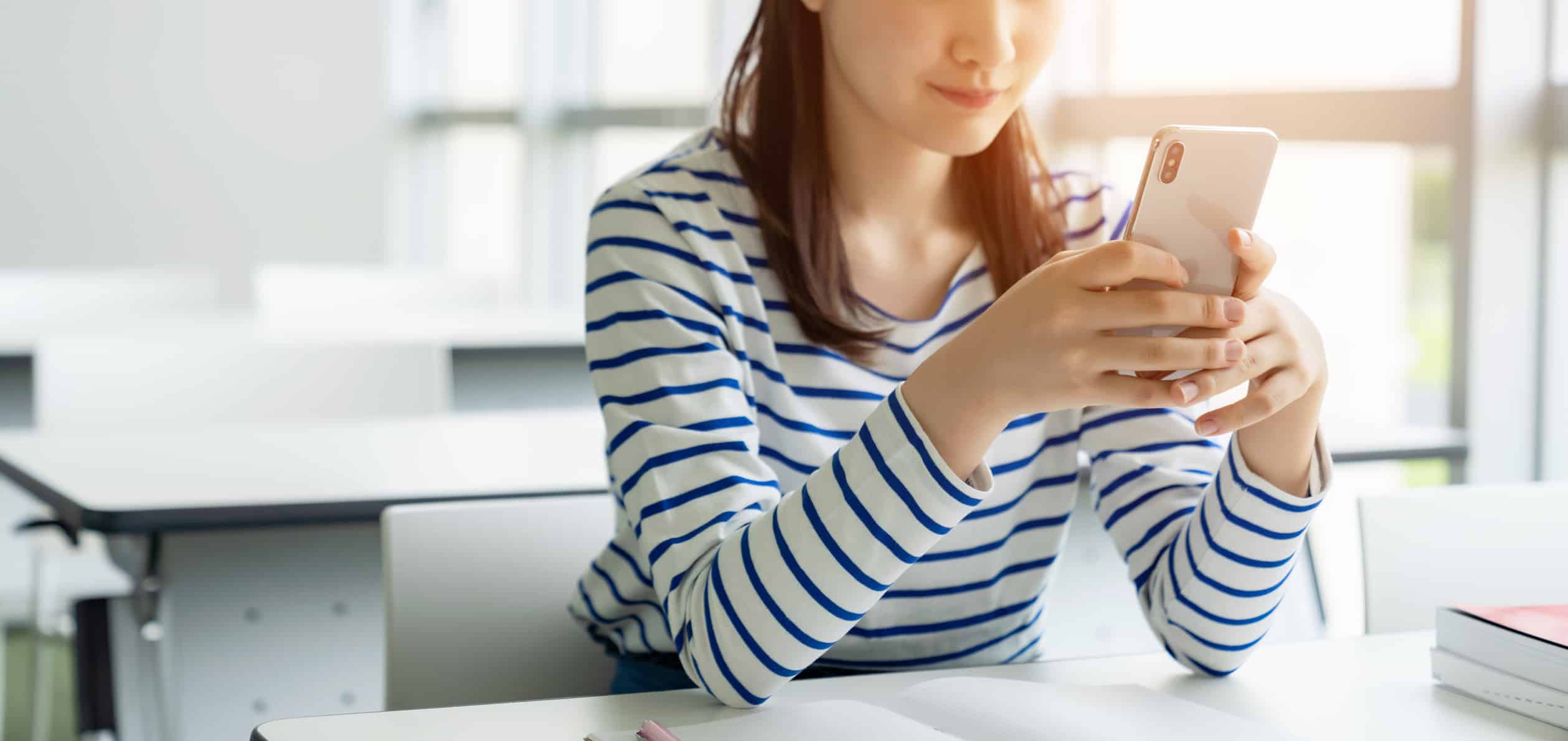 Woman levelling up on her smartphone.